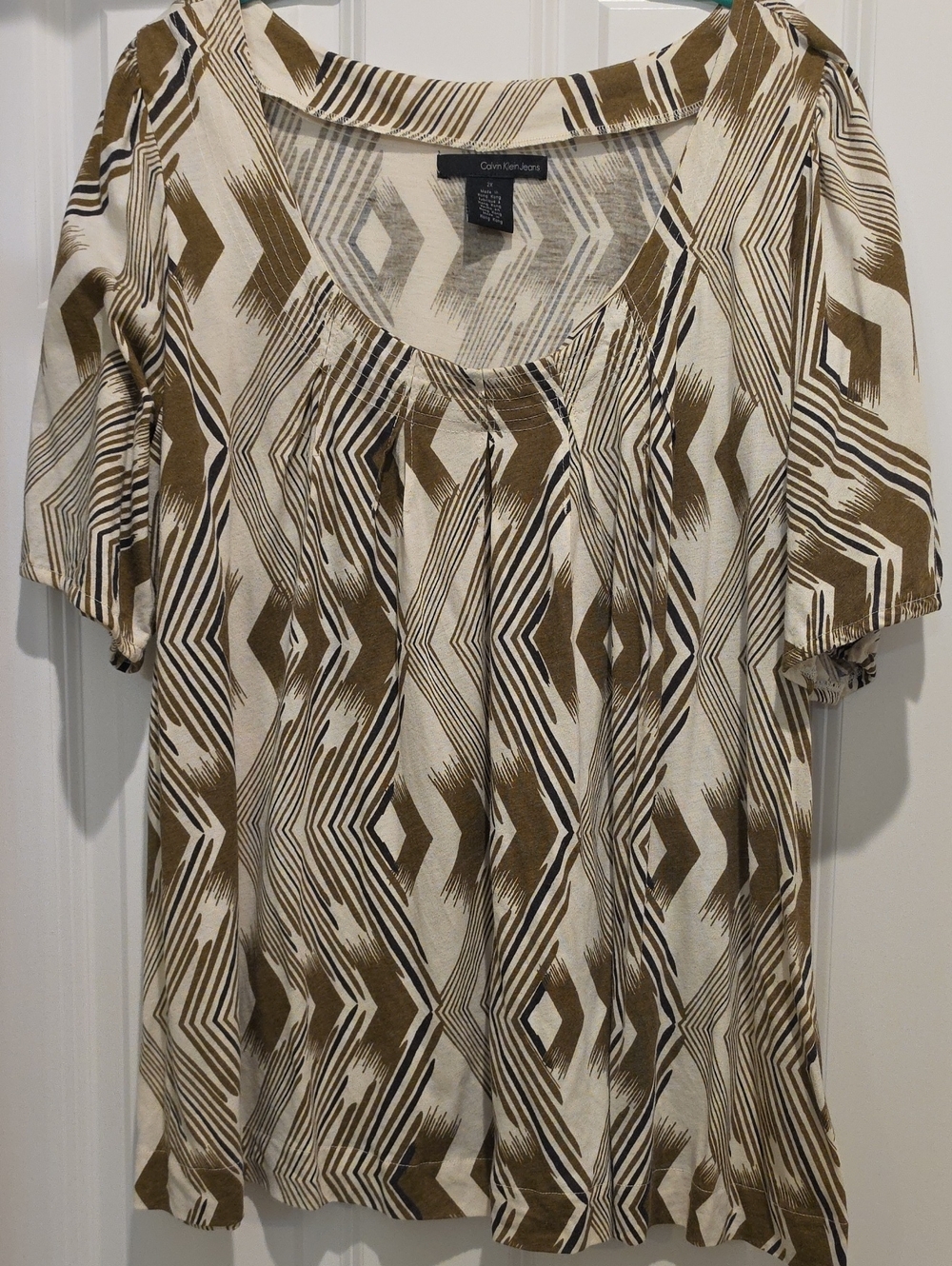 Calvin Klein Jeans Women's Cream & Brown Geometric Scoop Neck Top 2x
